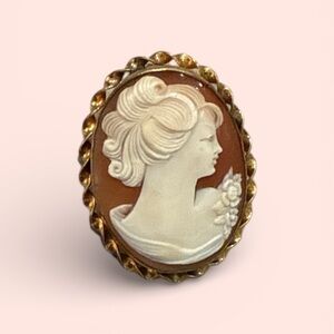 Elegant Cameo Brooch in Gold and Cream